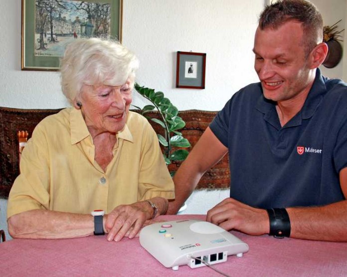 Zu einer altersgerechten Wohnung gehört auch ein Hausnotrufsystem, mit dem Senioren schnell Hilfe rufen können. Die Malteser erklären, wie die Hilfe auf Knopfdruck funktioniert.